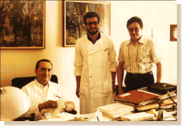 Pietro Paoletti nel suo studio con due giovani ricercatori del suo staff, il dr. Giorgio Butti e il dr. Roberto Knerich